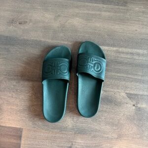 Men’s Ferragamo Green Beach Sandals. Size 8.